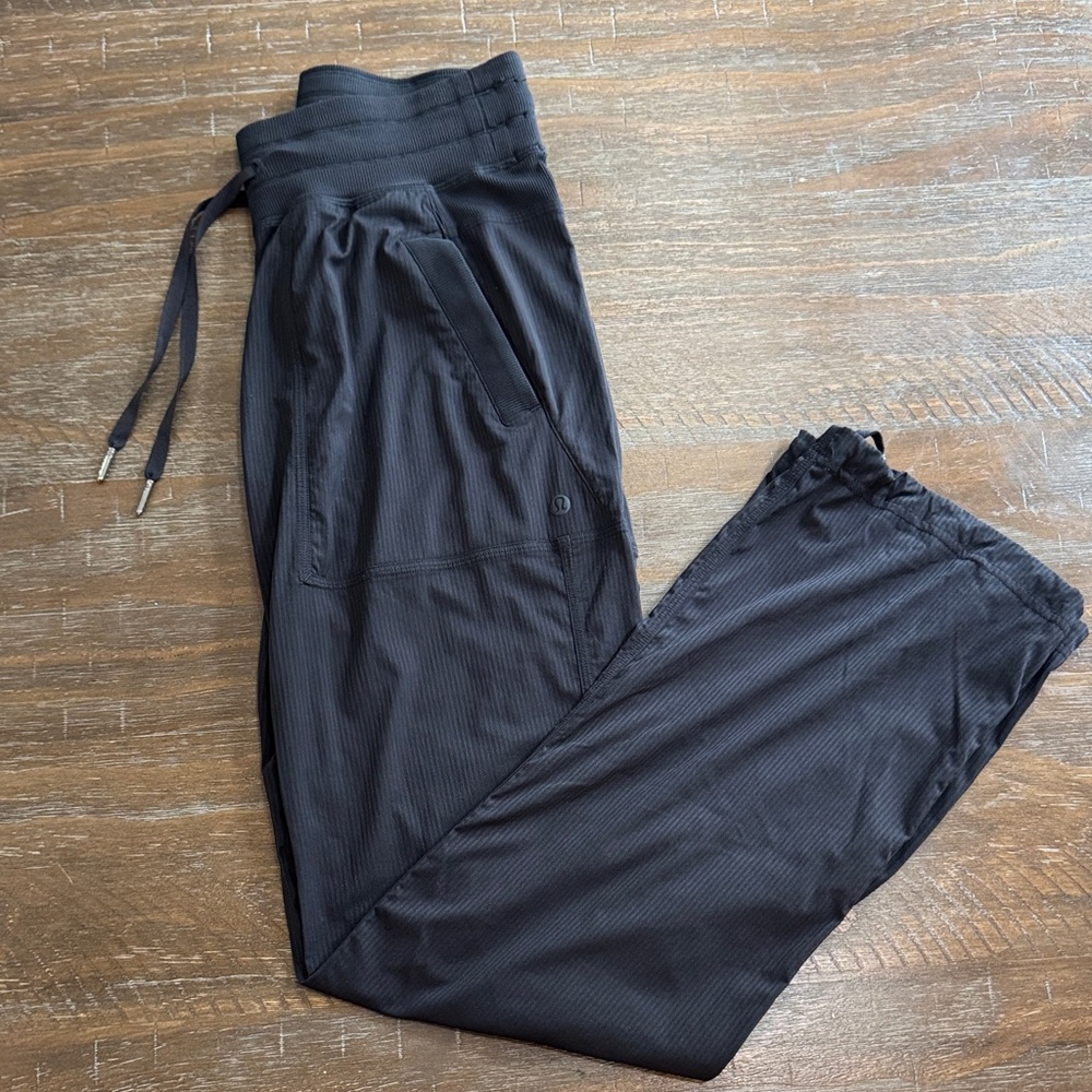 Women’s Lululemon Dance studio mid rise pant regular size 4 black joggers